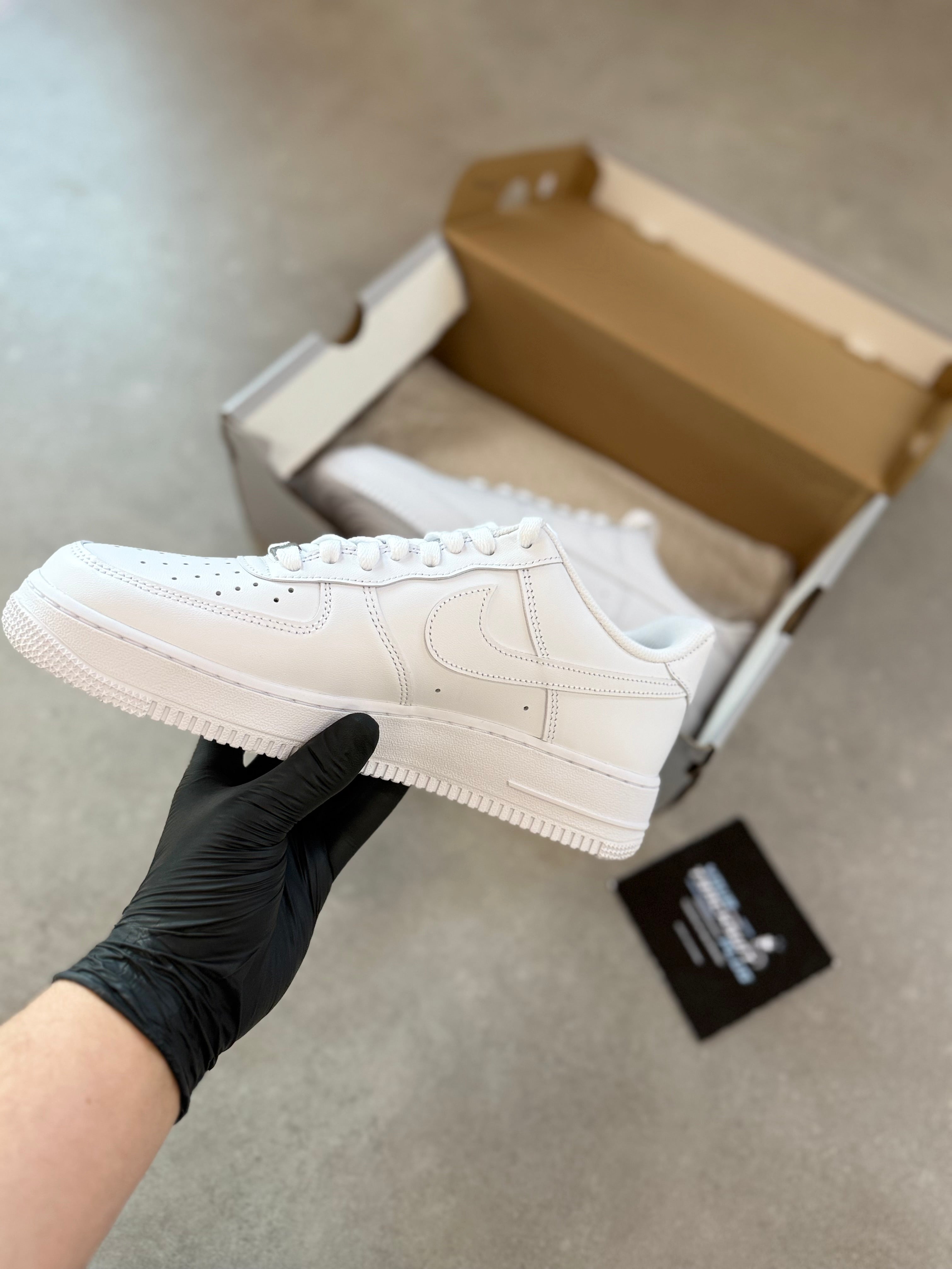 NIKE AIR FORCE 1 // WHITE