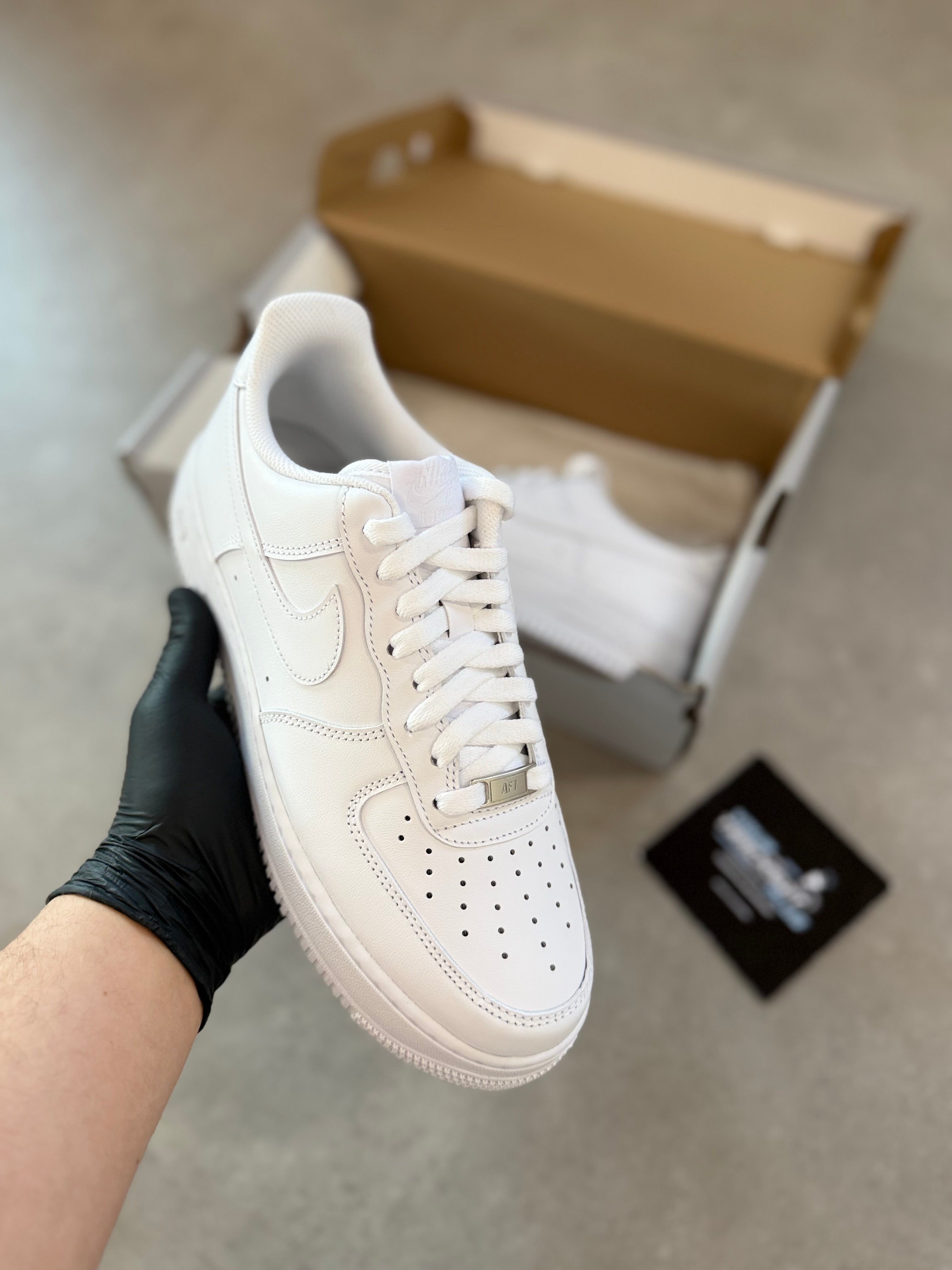 NIKE AIR FORCE 1 // WHITE