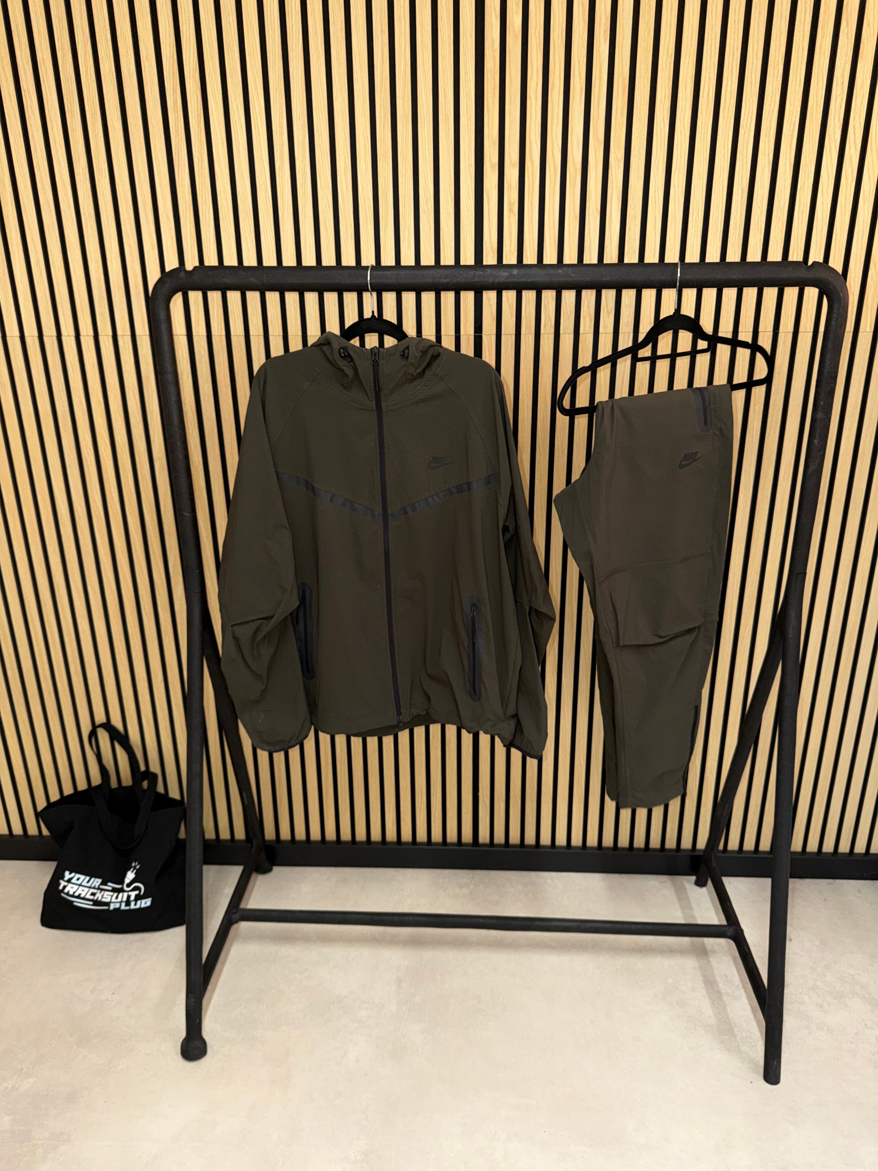 NIKE TECH FLEECE TRACKSUIT GREEN // LIMITED EDITION