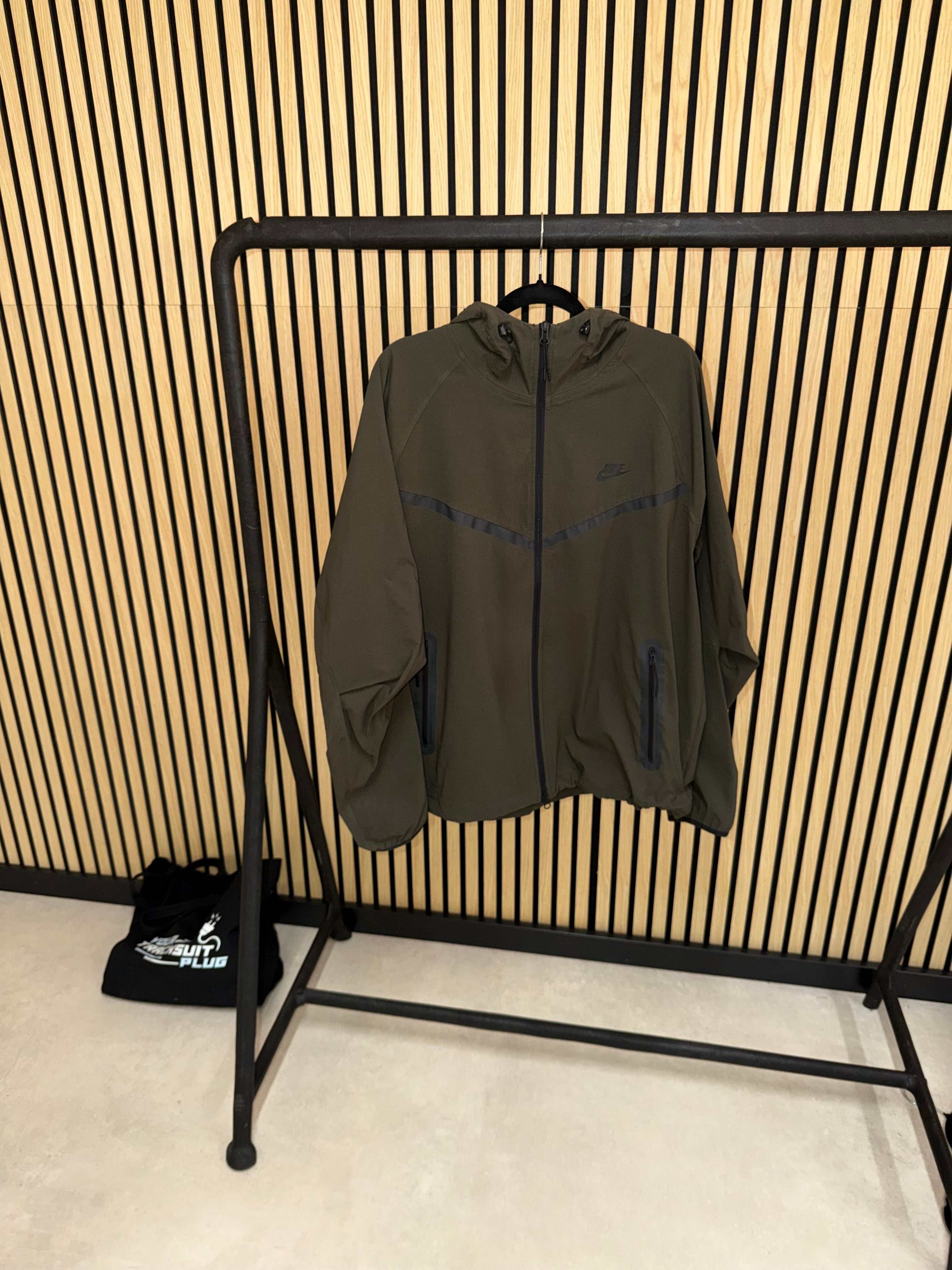 NIKE TECH FLEECE TRACKSUIT GREEN // LIMITED EDITION