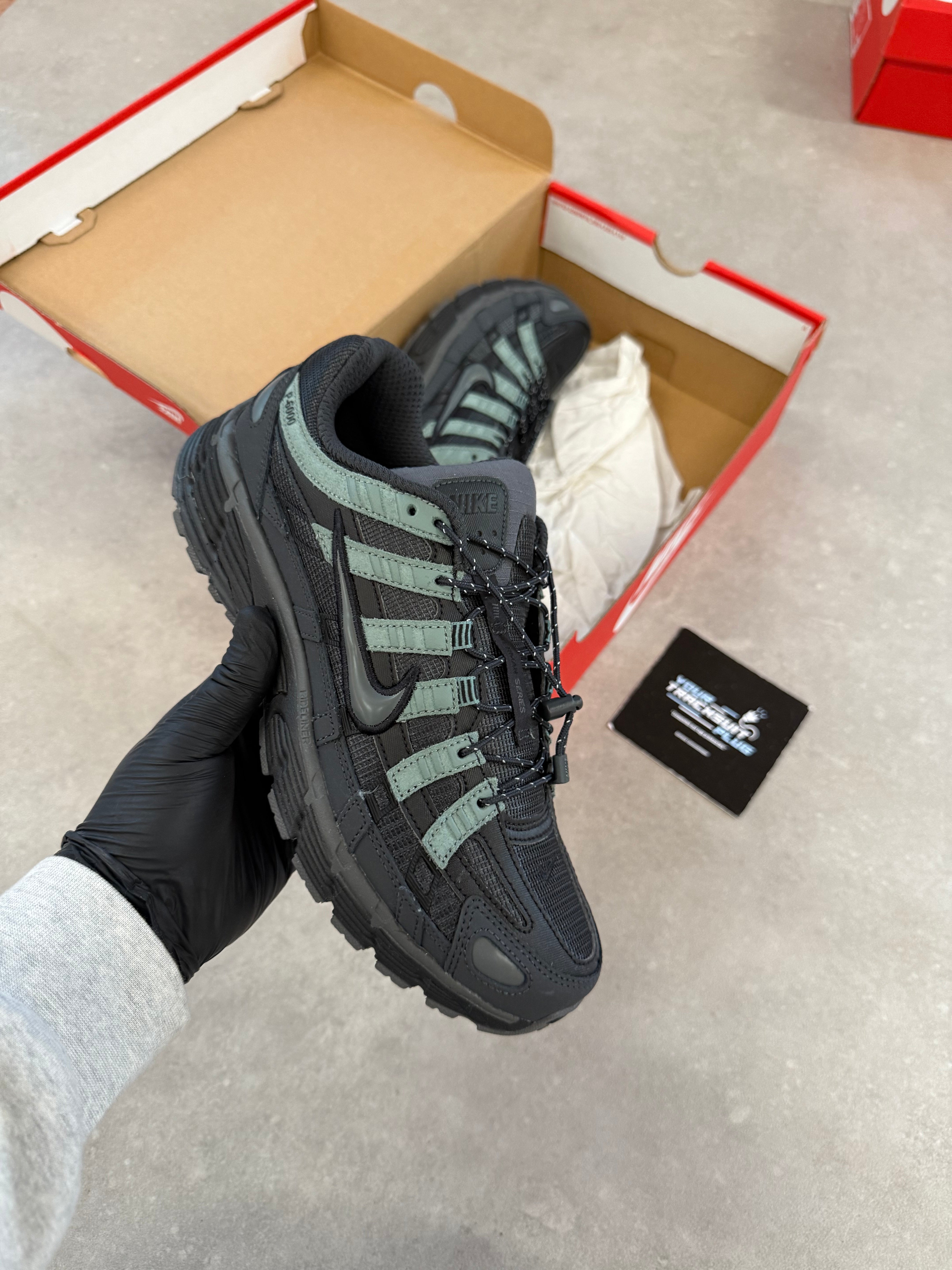 NIKE P6000 // ANTRACIET BLACK