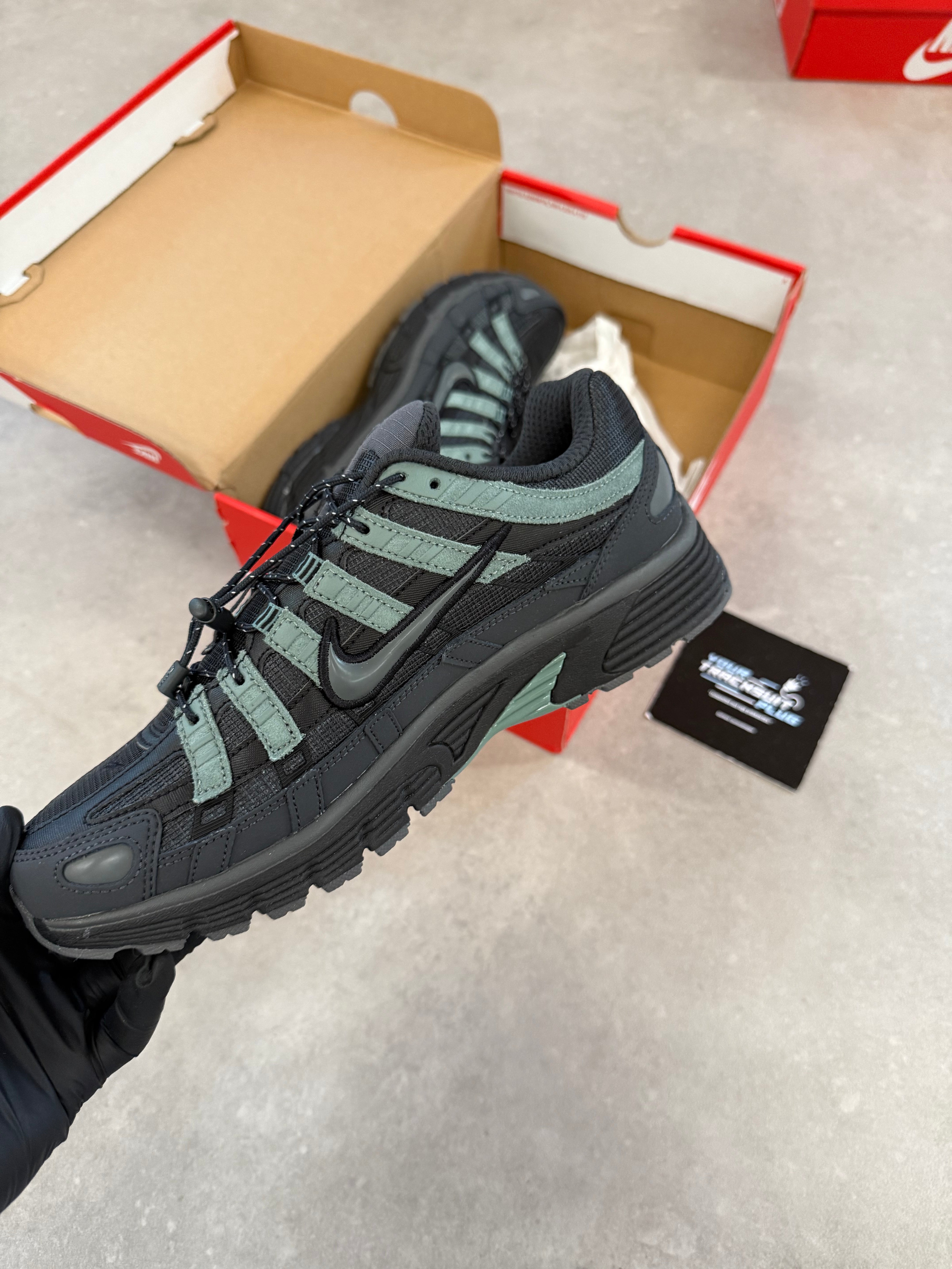 NIKE P6000 // ANTRACIET BLACK