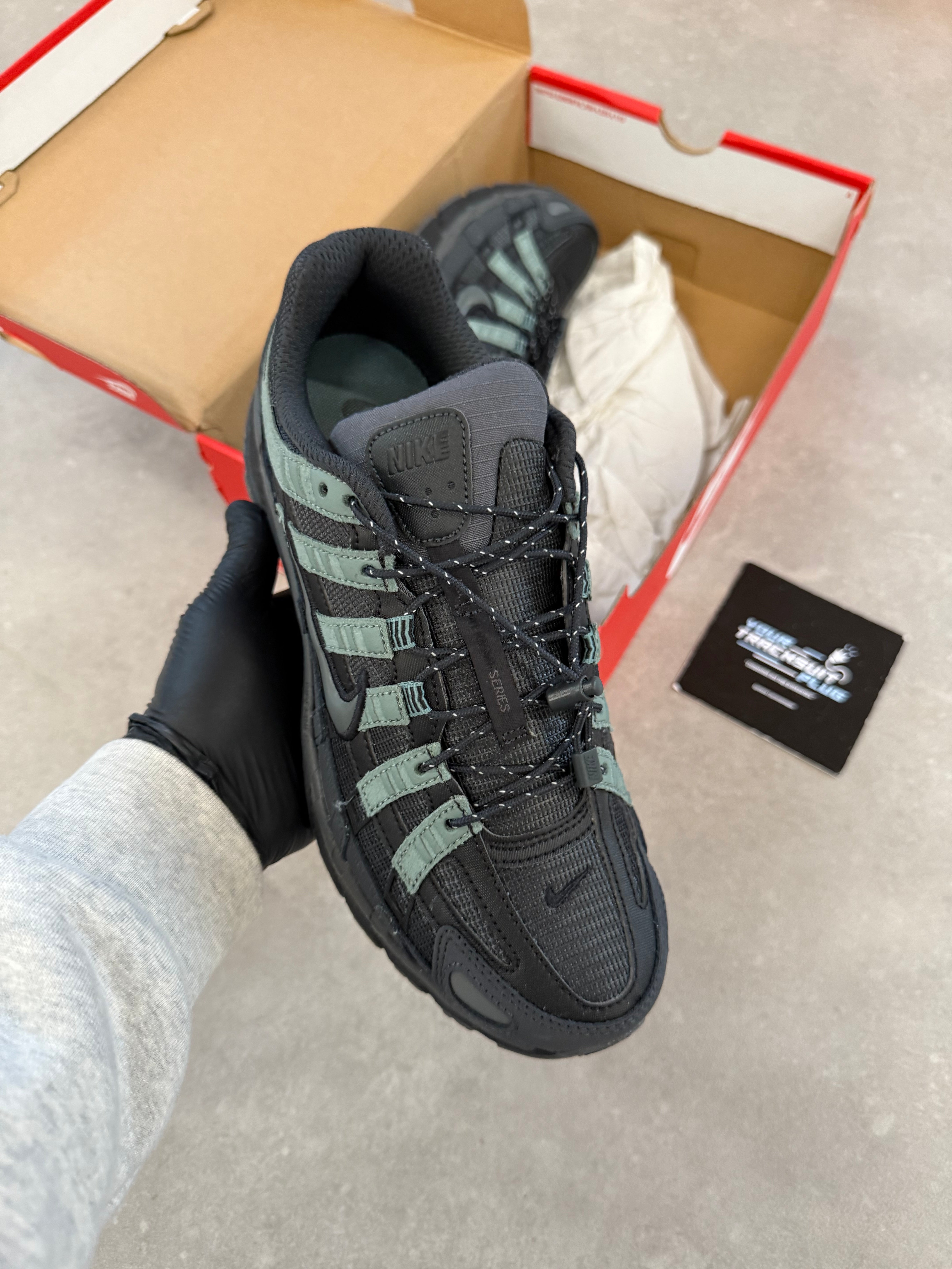 NIKE P6000 // ANTRACIET BLACK