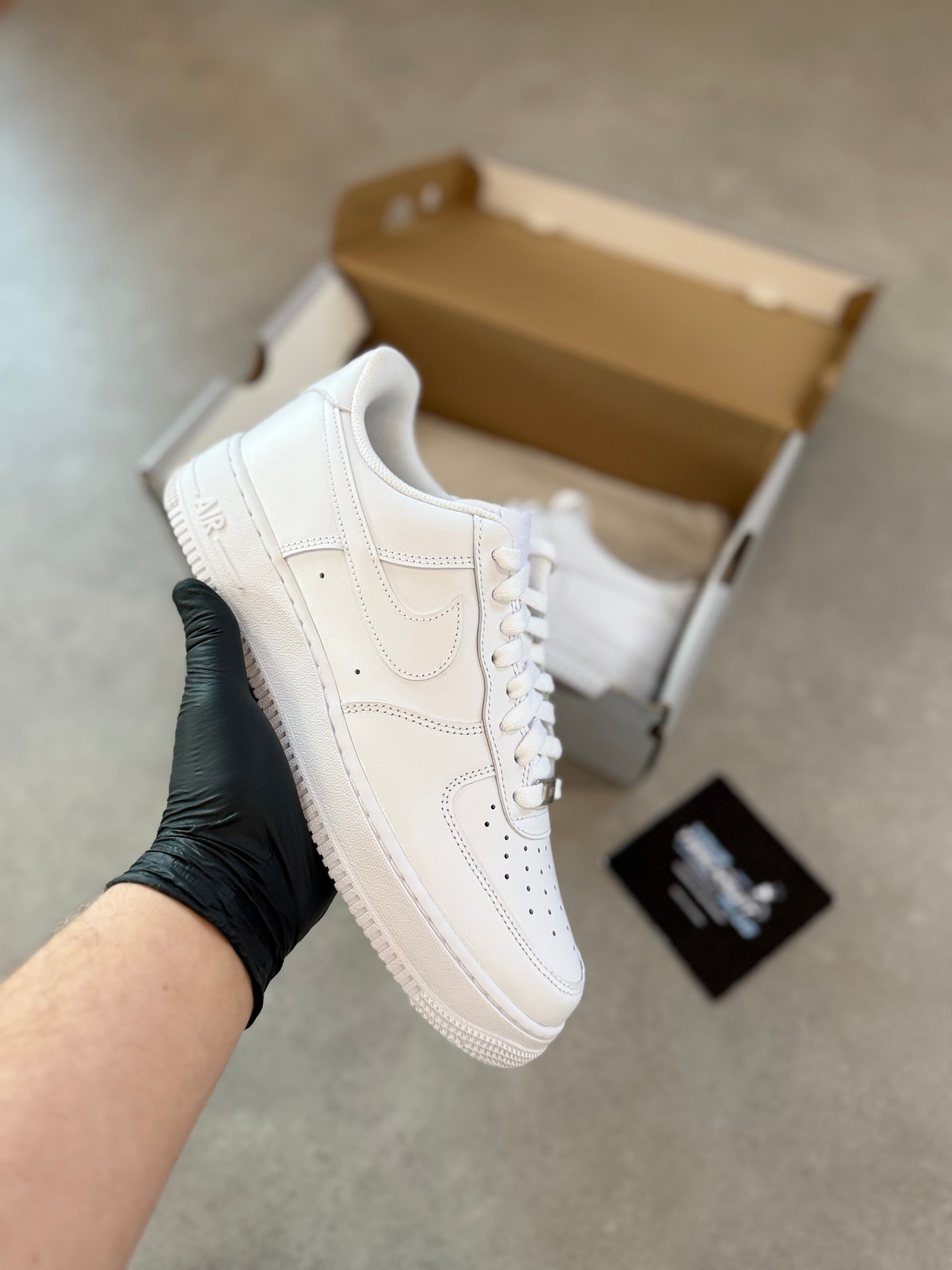 NIKE AIR FORCE 1 // WHITE